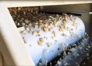 High-intensity magnetic roll separator processing mineral particles on a single-layer drum.