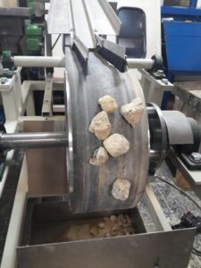 Magnetic roll separator capturing large coarse materials and ferromagnetic impurities.