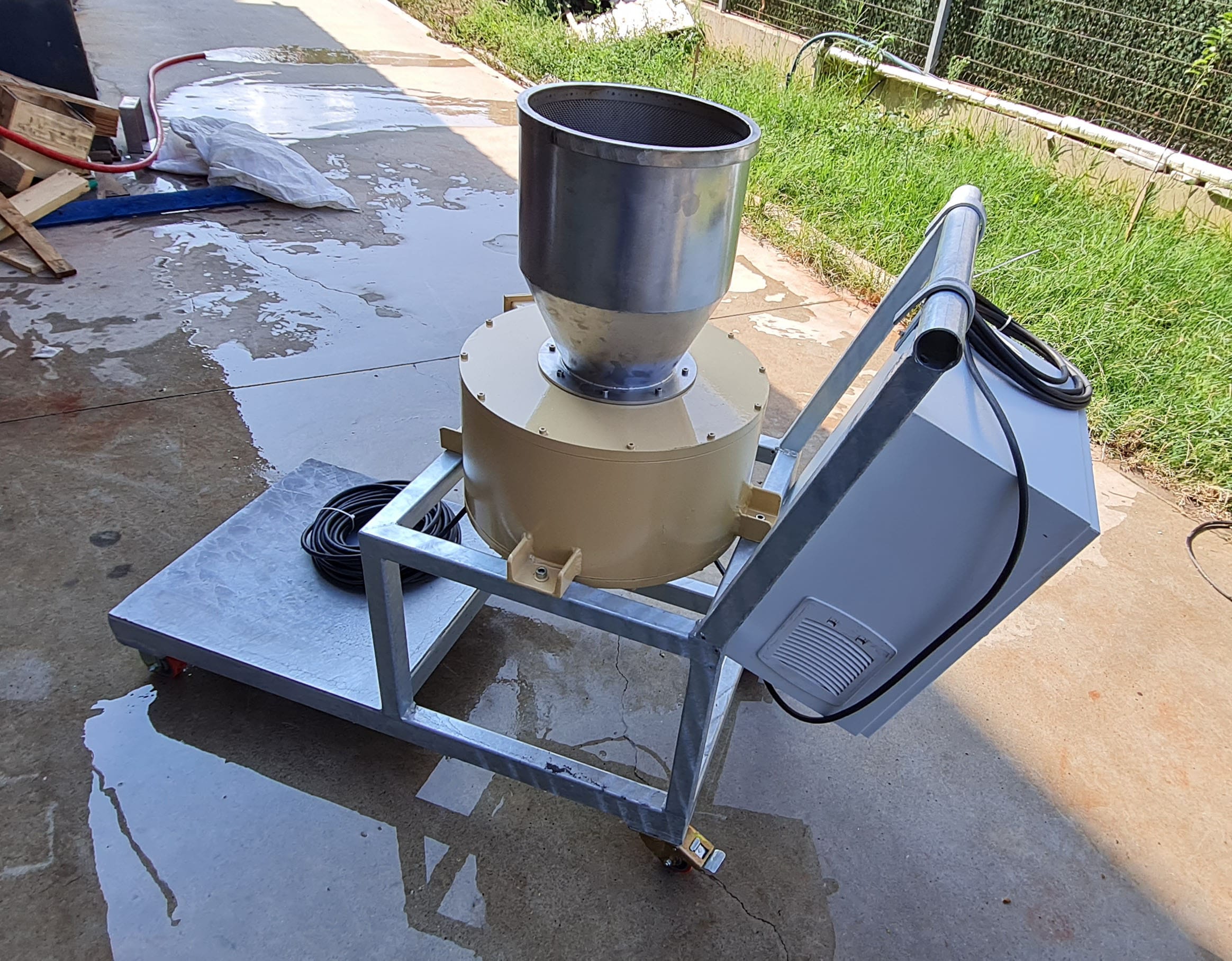 Mobile Electromagnetic Filter - Side view with integrated diaphragm pump for glaze recovery