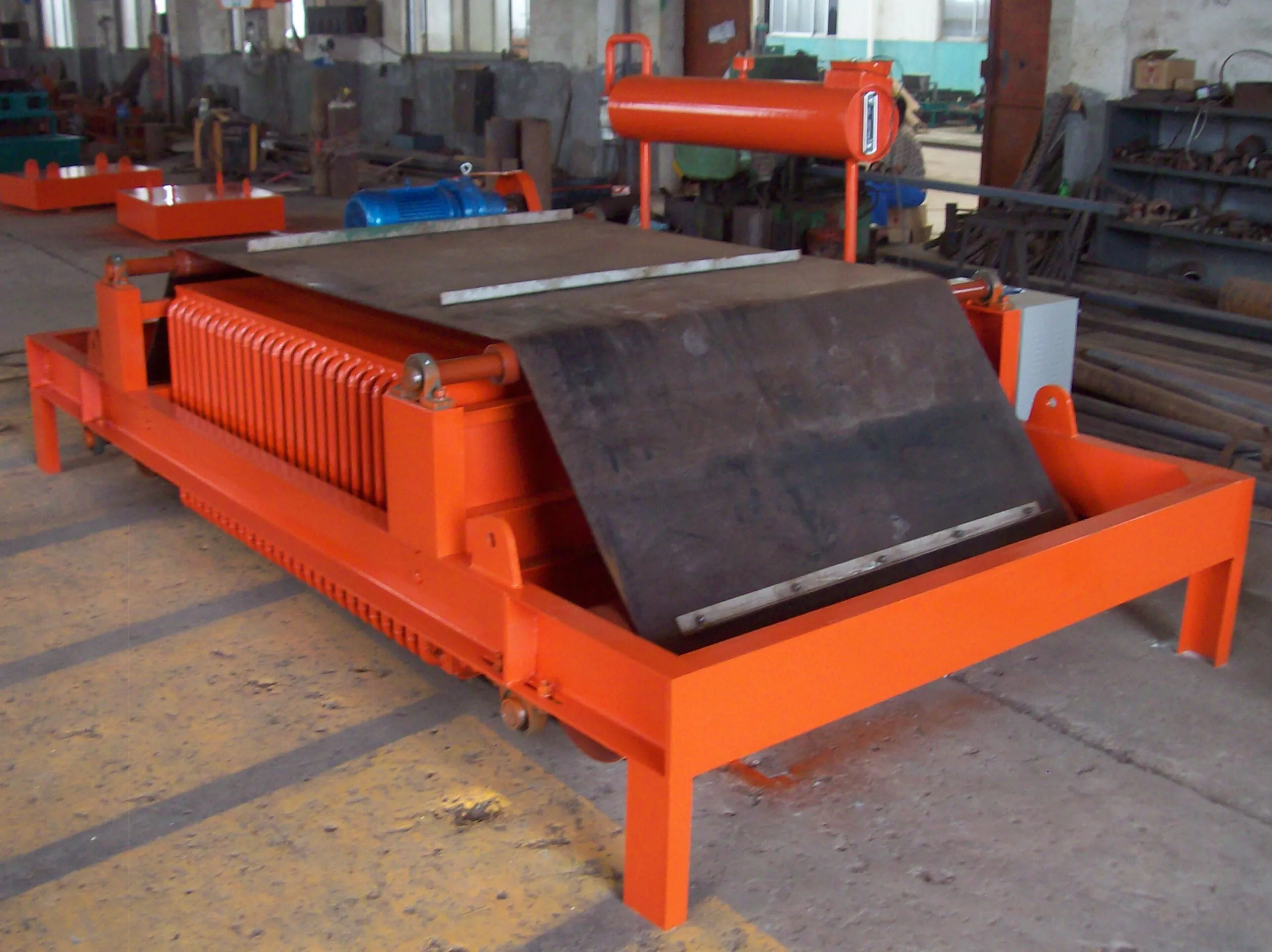 Suspended Type Electromagnetic Plates - Side View in Operation