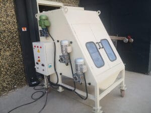 Kontrol panelli, tam kapalı beyaz gövdeli endüstriyel rol seperatör makinesi.