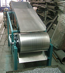 Magnetic drum separator integrated with a vibratory feeder for uniform material distribution.